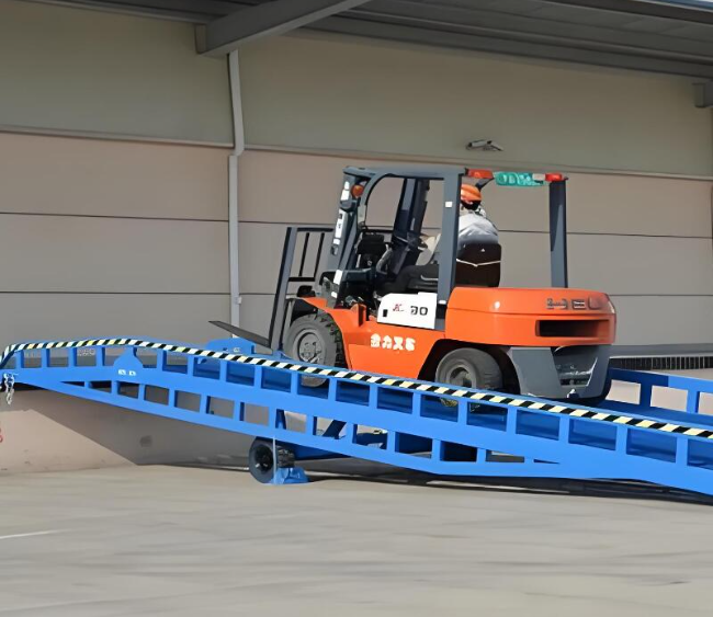 肥城移动式卸货平台（叉车用）